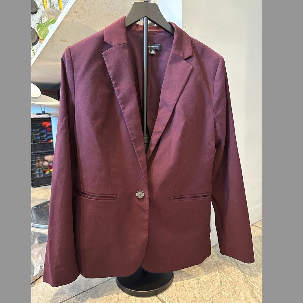 Ann Taylor One-Button Blazer in Poised Plum (Burgundy) – Size 10